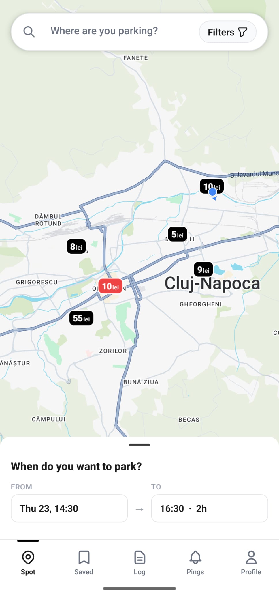 Aplicația kurb. pe iPhone — hartă Cluj-Napoca cu locuri de parcare private disponibile afișate în timp real, cu prețuri între 5 și 55 RON pe oră. Ecranul arată cartierele Grigorescu, Zorilor, Mărăști și centrul orașului. Jos, un selector de interval orar: rezervare de joi 14:30 până la 16:30 (2 ore). Navigație inferioară: Spot, Saved, Log, Pings, Profile.